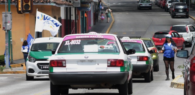 Con poca aceptación de la propaganda de sus candidatos, y sin muchos ánimos, jóvenes <em>apoyan</em> las campañas de candidatos panistas. Algunos pocos accedieron a tomar un volante, pero ningún automovilista aceptó la colocación de un perforado.