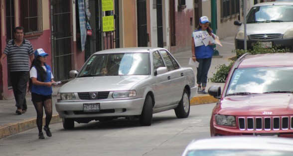 Con poca aceptación de la propaganda de sus candidatos, y sin muchos ánimos, jóvenes <em>apoyan</em> las campañas de candidatos panistas. Algunos pocos accedieron a tomar un volante, pero ningún automovilista aceptó la colocación de un perforado.