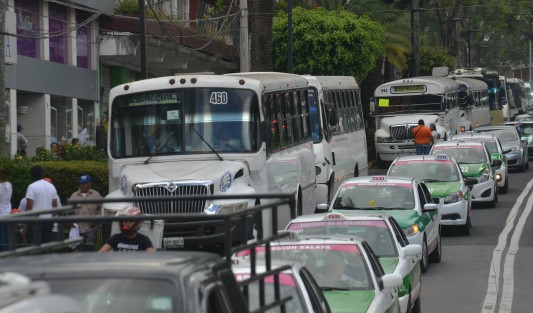 Según cifras panistas, unas 30 mil personas se habrían congregado en el centro de Xalapa parael arranque de campaña de reelección de Sergio Hernández y de apoyo a las de otros candidatos panistas en la zona, incluído el hijo del Gobernador Miguel Ángel Yunes Linares. 