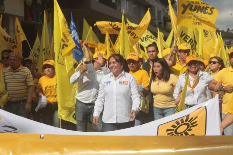 Cada candidato aportó sus acarreados, por lo que se vieron varios grupos de coordinadores. 