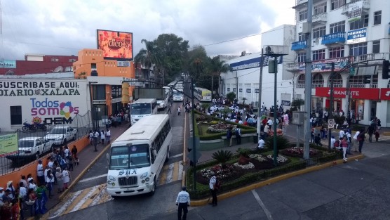 Un aproximado de 100 autobuses movilizó a los simpatizantes de los candidatos panistas hacia el centro de Xalapa, recibiendo en agradecimiento su kit de bienvenida.