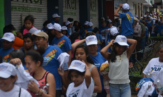 Un aproximado de 100 autobuses movilizó a los simpatizantes de los candidatos panistas hacia el centro de Xalapa, recibiendo en agradecimiento su kit de bienvenida.