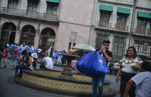 El francotirador en Palacio de Gobierno (¿dónde estará el opleVer?) y el Señor de las Bolsas en el evento de esta tarde en Plaza Lerdo. Cobertura total desde todos los ángulos para el arranque de campaña reeleccionista. 