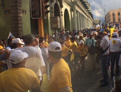En el multitudinario evento  panista, se pudo ver a Raúl Martínez, director de la Radio y la Televisión de los Veracruzanos (RTV), desempeñar el trabajo de fotógrafo.