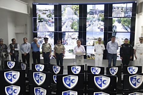 Se llevó a cabo la reunión del Grupo de Coordinación Veracruz, encabezada por el gobernador Miguel Ángel Yunes Linares. El encuentro tuvo lugar en las instalaciones del C5. En rueda de prensa posterior a la reunión, el Gobernador Miguel Ángel Yunes Linares se congratuló de que en su estado se registró una semana muy positiva en materia de seguridad, pues los índices delictivos reportan a la baja. Esto pese a la percepción que la nota roja imprimó a la mayoría de los veracruzanos.