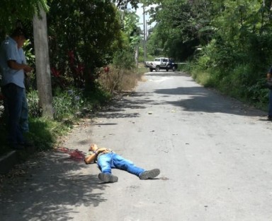 Un hombre fue asesinado a balazos este domingo cuando caminaba por calles de la congregación de El Pochote, municipio de Yanga, Ver.. Se desonoce  la identidad de la víctima y, como en otros casos, los responsables huyeron. 