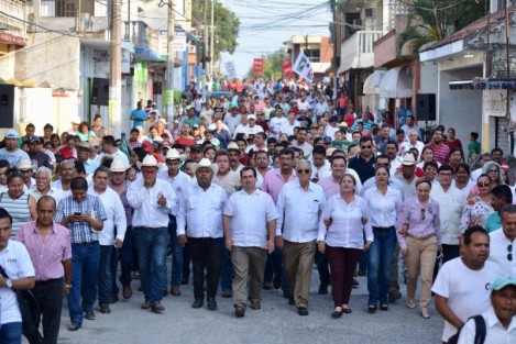 Como Gobernador, quiero sumarme al esfuerzo diario de millones de veracruzanos que, no obstante la dificultad, no han bajado los brazos, no han perdido la esperanza y siguen trabajando con honestidad, aseguró el candidato de la coalición Por un Veracruz Mejor, a la gubernatura, Pepe Yunes Zorrilla.