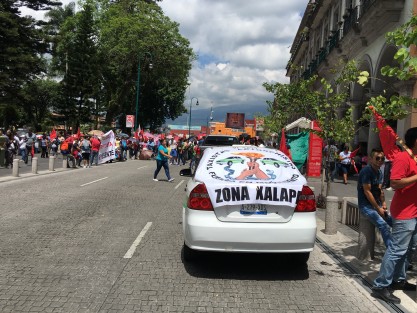 Antorchistas bloquearon la avemida Enríquez frente al Palacio Municipal.  Nuevamente están exigiendo a la administración municipal obras para sus colonias.
