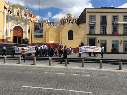 En Plaza Lerdo cordobeses se manifiestan contra su alcaldesa. Reclaman al gobernador, que está más preocupada por la candidatura de su hija que por atender a los ciudadanos... como él comprenderá.  