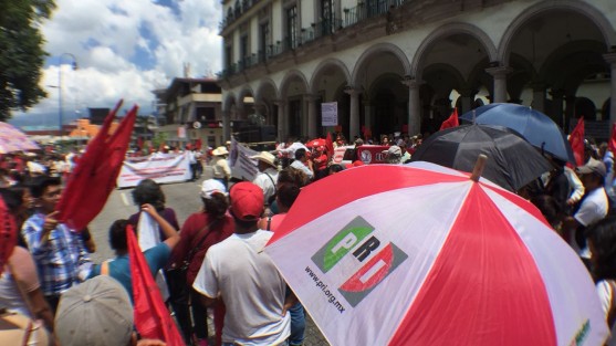 Por más de dos horas, integrantes de la agrupación Antorcha Campesina cerraron la calle de Enríquez, en protesta contra Hipólito Rodríguez, por supuestos desvíos de parte del Ayuntamiento de Xalapa.