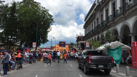 Por más de dos horas, integrantes de la agrupación Antorcha Campesina cerraron la calle de Enríquez, en protesta contra Hipólito Rodríguez, por supuestos desvíos de parte del Ayuntamiento de Xalapa.