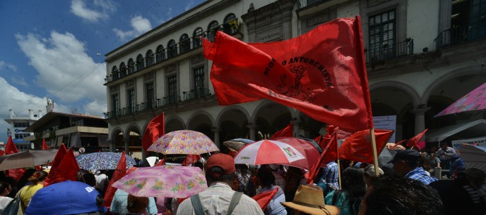 Por más de dos horas, integrantes de la agrupación Antorcha Campesina cerraron la calle de Enríquez, en protesta contra Hipólito Rodríguez, por supuestos desvíos de parte del Ayuntamiento de Xalapa.
