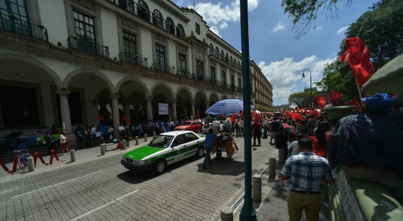 Por más de dos horas, integrantes de la agrupación Antorcha Campesina cerraron la calle de Enríquez, en protesta contra Hipólito Rodríguez, por supuestos desvíos de parte del Ayuntamiento de Xalapa.