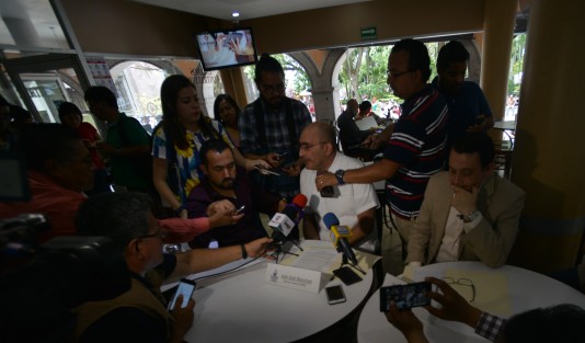 El director general de la Organización Nacional Anticorrupción (Onea México), Iván Gidi Blanchet, exigió al gobernador Miguel Ángel Yunes Linares y a su gabinete, dejar de usar los programas sociales con fines electorales.