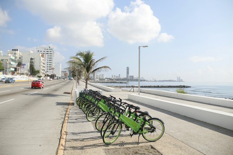 Ciudadanos ahora pueden hacer uso de bicicletas ecológicas aparcadas en la zona turística de Boca del Río. La hora cuesta 10 pesos y deben bajar la aplicación VBIKE. 