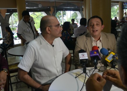 El director general de la Organización Nacional Anticorrupción (Onea México), Iván Gidi Blanchet, exigió al gobernador Miguel Ángel Yunes Linares y a su gabinete, dejar de usar los programas sociales con fines electorales.  