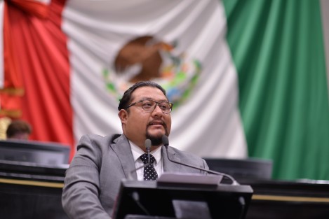 El diputado independiente de la LXIV Legislatura, Sergio Rodríguez Cortés, presentó la iniciativa de Decreto por el que se reformarían y adicionarían diversas disposiciones a los Códigos Penal y Civil del Estado de Veracruz con el propósito de sancionar el delito de fraude que se comete por Internet y además incluir aspectos relacionados con el daño moral.