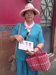 Voluntarios, sin remuneración del partido, difunden la campaña de los candidatos de MORENA. 
