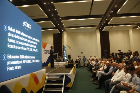 Miguel Ángel Yunes Marquez, candidato a la gubernatura, presentó su propuesta en materia de infraestructura ante empresarios de la conurbación. El aspirante insistió que para bajar los índices delictivos se debe invertir en la compra de drones y aviones no tripulables así como la instalación de video cámaras y botones de pánico en todas las unidades de transporte público.
