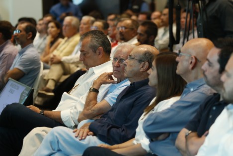 Miguel Ángel Yunes Marquez, candidato a la gubernatura, presentó su propuesta en materia de infraestructura ante empresarios de la conurbación. El aspirante insistió que para bajar los índices delictivos se debe invertir en la compra de drones y aviones no tripulables así como la instalación de video cámaras y botones de pánico en todas las unidades de transporte público.