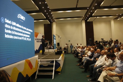 Miguel Ángel Yunes Marquez, candidato a la gubernatura, presentó su propuesta en materia de infraestructura ante empresarios de la conurbación. El aspirante insistió que para bajar los índices delictivos se debe invertir en la compra de drones y aviones no tripulables así como la instalación de video cámaras y botones de pánico en todas las unidades de transporte público.  