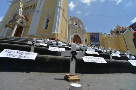 Un grupo de señoras que año con año recuerdan la tragedia de la guardería ABC colocaron cruces y veladoras en la escalinata de la Catedral Xalapeña.