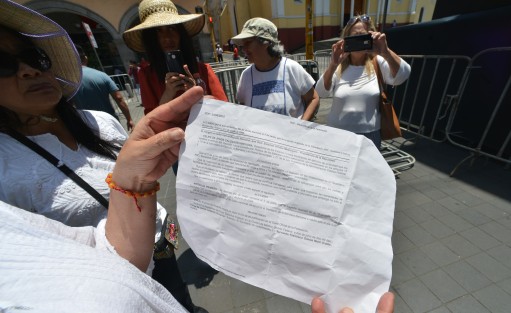También mostraron la copia del decreto en el cual se indica que hoy es un día de luto nacional, y por tanto los palacios de gobierno del país deben colocar la bandera a media asta como símbolo de luto nacional. 