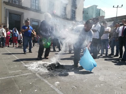 Un grupo de supuestos militantes quemaron propaganda y playeras con logos de MORENA  ya que se dijeron decepcionados de dicho partido.  