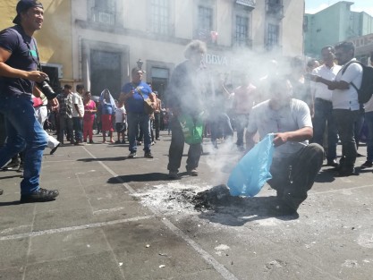 Un grupo de supuestos militantes quemaron propaganda y playeras con logos de MORENA  ya que se dijeron decepcionados de dicho partido.  