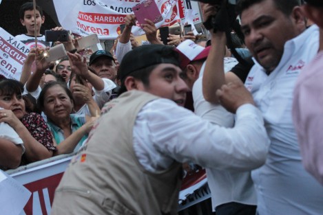Aunque los comunicadores se quejaron de la dura manera en que se abrió paso a AMLO, la medida permitió un mejor acercamiento del candidato con la gente que lo apoya. 