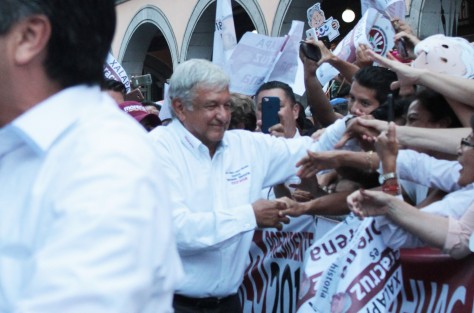 Aunque los comunicadores se quejaron de la dura manera en que se abrió paso a AMLO, la medida permitió un mejor acercamiento del candidato con la gente que lo apoya. 