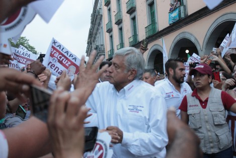 Aunque los comunicadores se quejaron de la dura manera en que se abrió paso a AMLO, la medida permitió un mejor acercamiento del candidato con la gente que lo apoya. 