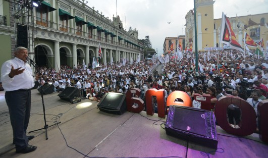 Ante miles de asistentes, Andrés Manuel López  Obrador realizó su última visita a Xalapa, lo acompañaron candidatos a senadores, diputados y el candidato a gubernatura Cuitláhuac García.  