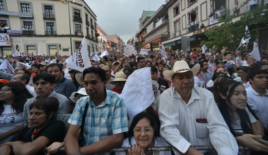 Ante miles de asistentes, Andrés Manuel López  Obrador realizó su última visita a Xalapa, lo acompañaron candidatos a senadores, diputados y el candidato a gubernatura Cuitláhuac García.  