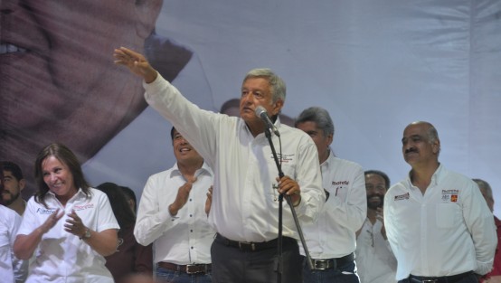 Ante miles de asistentes, Andrés Manuel López  Obrador realizó su última visita a Xalapa, lo acompañaron candidatos a senadores, diputados y el candidato a gubernatura Cuitláhuac García.  