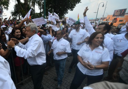 Entre gritos de apoyo y banderas de de papel, los asistentes esperaron por más de hora y media el arribo de Obrador.