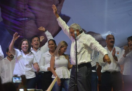 Entre gritos de apoyo y banderas de de papel, los asistentes esperaron por más de hora y media el arribo de Obrador.