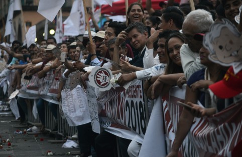 Entre gritos de apoyo y banderas de de papel, los asistentes esperaron por más de hora y media el arribo de Obrador.