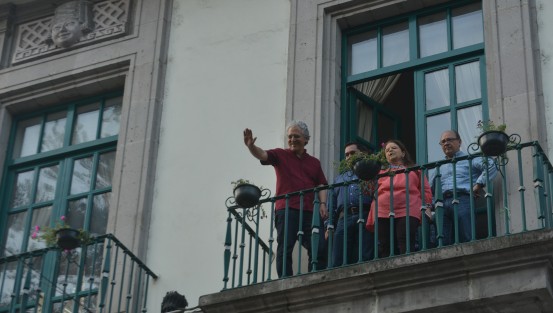 El alcalde Hipólito Rodríguez salió al balcón a saludar al peje. 