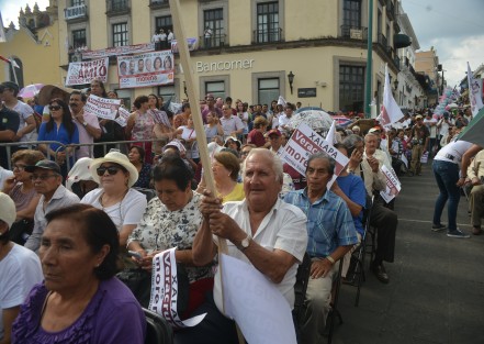 Ante miles de asistentes, Andrés Manuel López Obrador realizó su última visita a Xalapa, lo acompañaron candidatos a senadores, diputados y el candidato a gubernatura Cuitláhuac García. 