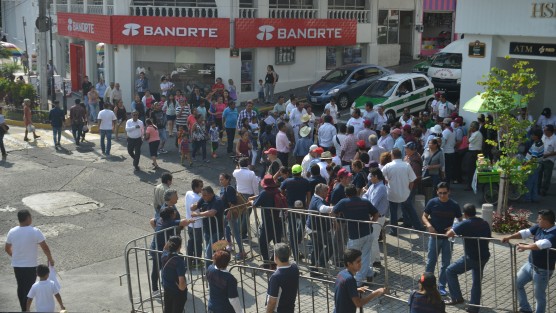 Ante miles de asistentes, Andrés Manuel López Obrador realizó su última visita a Xalapa, lo acompañaron candidatos a senadores, diputados y el candidato a gubernatura Cuitláhuac García. 