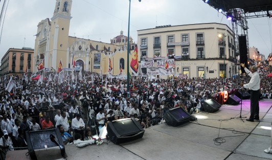 Con la asistencia de miles de sus seguidores de Xalapa y municipios vecinos, el candidato a la Presidencia por la coalición Juntos Haremos Historia, Andrés Manuel López Obrador, se presentó en Xalapa para solicitar el voto para todos los candidatos de su proyecto, al que se refiere como la cuarta trasformación del país.  