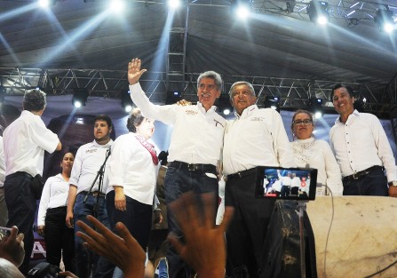 López Obrador expresó en especial su apoyo a Rafael
Hernández Villalpando, candidato a la diputación federal, a quien conoce desde hace años, y quien siempre lo ha apoyado. 