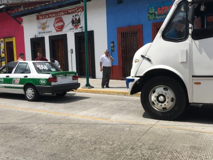 Esta mañana un autobús del Servicio Urbano de Xalapa impactó por alcance a un taxi en la avenida Xalapeños Ilustres. Afortunadamente esta vez los agentes viales se pusieron las pilas e hicieron su trabajo para agilizar la circulación. 