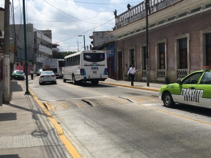 Esta mañana un autobús del Servicio Urbano de Xalapa impactó por alcance a un taxi en la avenida Xalapeños Ilustres. Afortunadamente esta vez los agentes viales se pusieron las pilas e hicieron su trabajo para agilizar la circulación. 