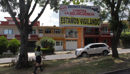Para que los ladrones lo piensen dos veces, esto en algunos camellones de la Av. América. 