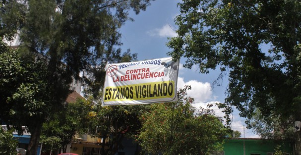 Para que los ladrones lo piensen dos veces, esto en algunos camellones de la Av. América. 