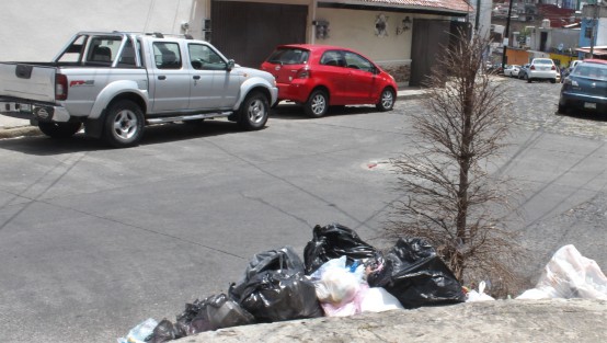 Así está Xalapa, con montones y montoncitos de basura, eso que el munícipe fue anfitrión de un huesped distinguido 