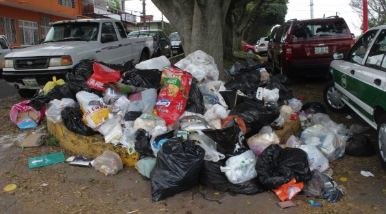Así está Xalapa, con montones y montoncitos de basura, eso que el munícipe fue anfitrión de un huesped distinguido 