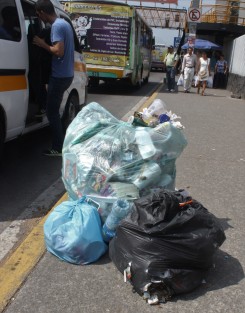 Así está Xalapa, con montones y montoncitos de basura, eso que el munícipe fue anfitrión de un huesped distinguido.